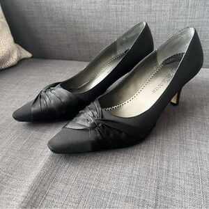 Bella Vita black size 9.5 wide Elegant Black Heels with leather bottoms formal